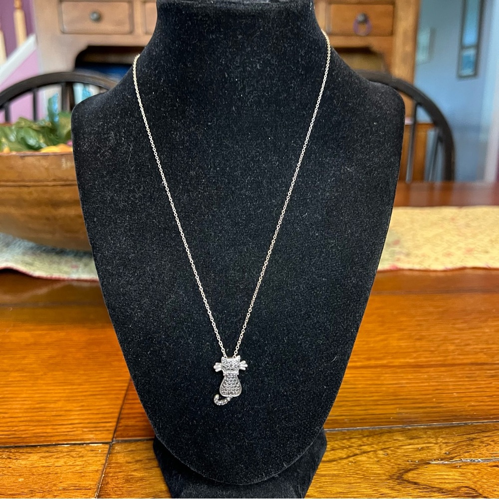 Cat pendant necklace